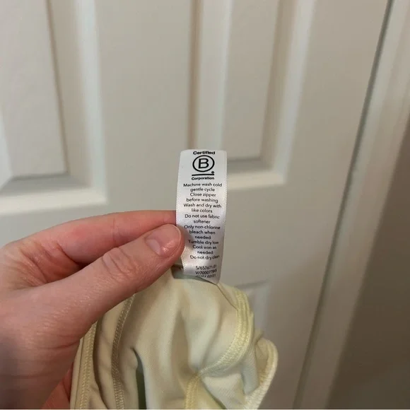 Athleta Run With It 4.5” Short in Tequila Green - Size XS - Picture 9 of 10